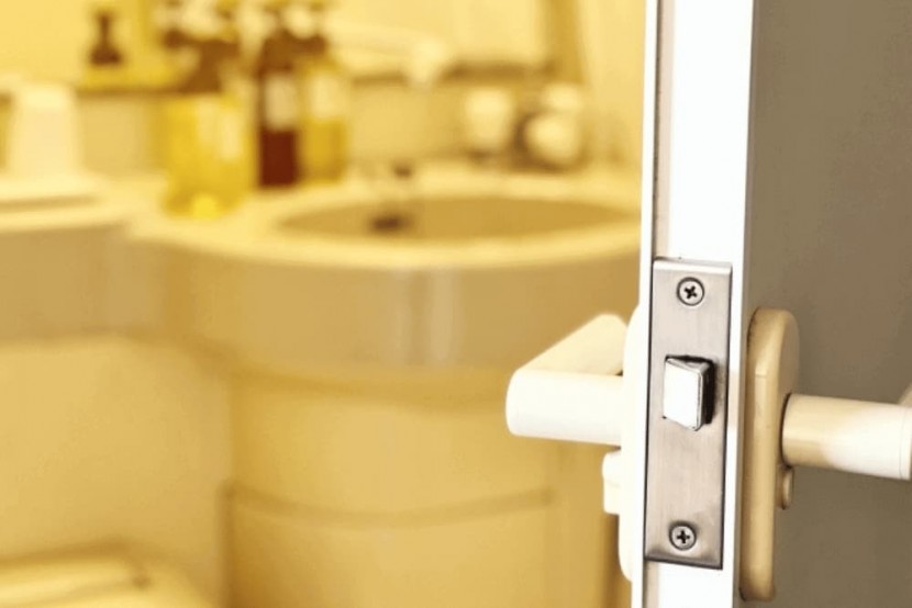 トイレの鍵、ドアが開かない?すぐできる対処法と原因を解説します!