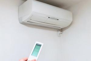 エアコンをかけても部屋が冷えない理由